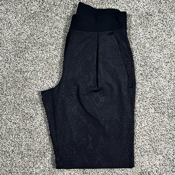 lululemon athletica Yoga Party Pant Desert Snake Embossed Black Size 2 - Picture 2 of 8